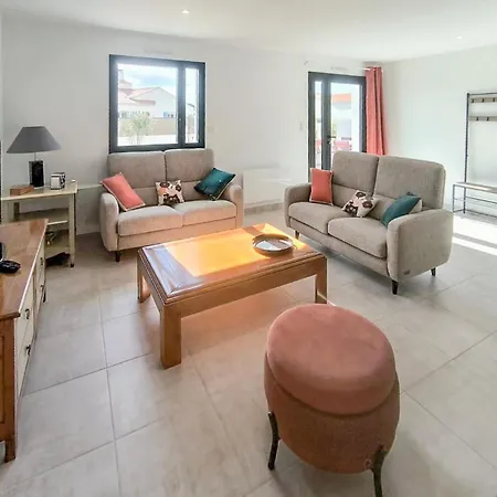 2 Bedroom Amazing In Saint Hilaire *